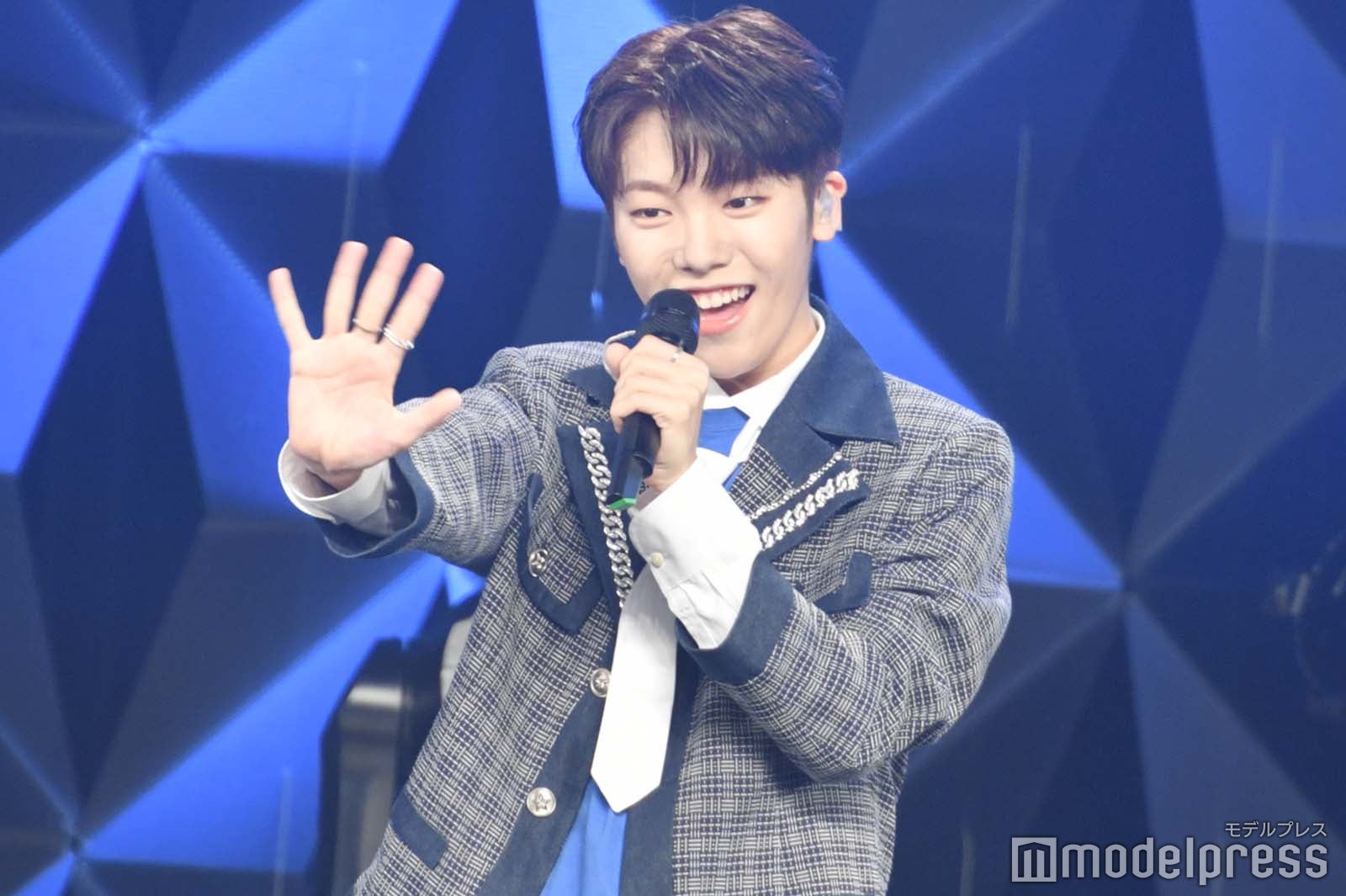 観客に手を振るユウト（C）モデルプレス