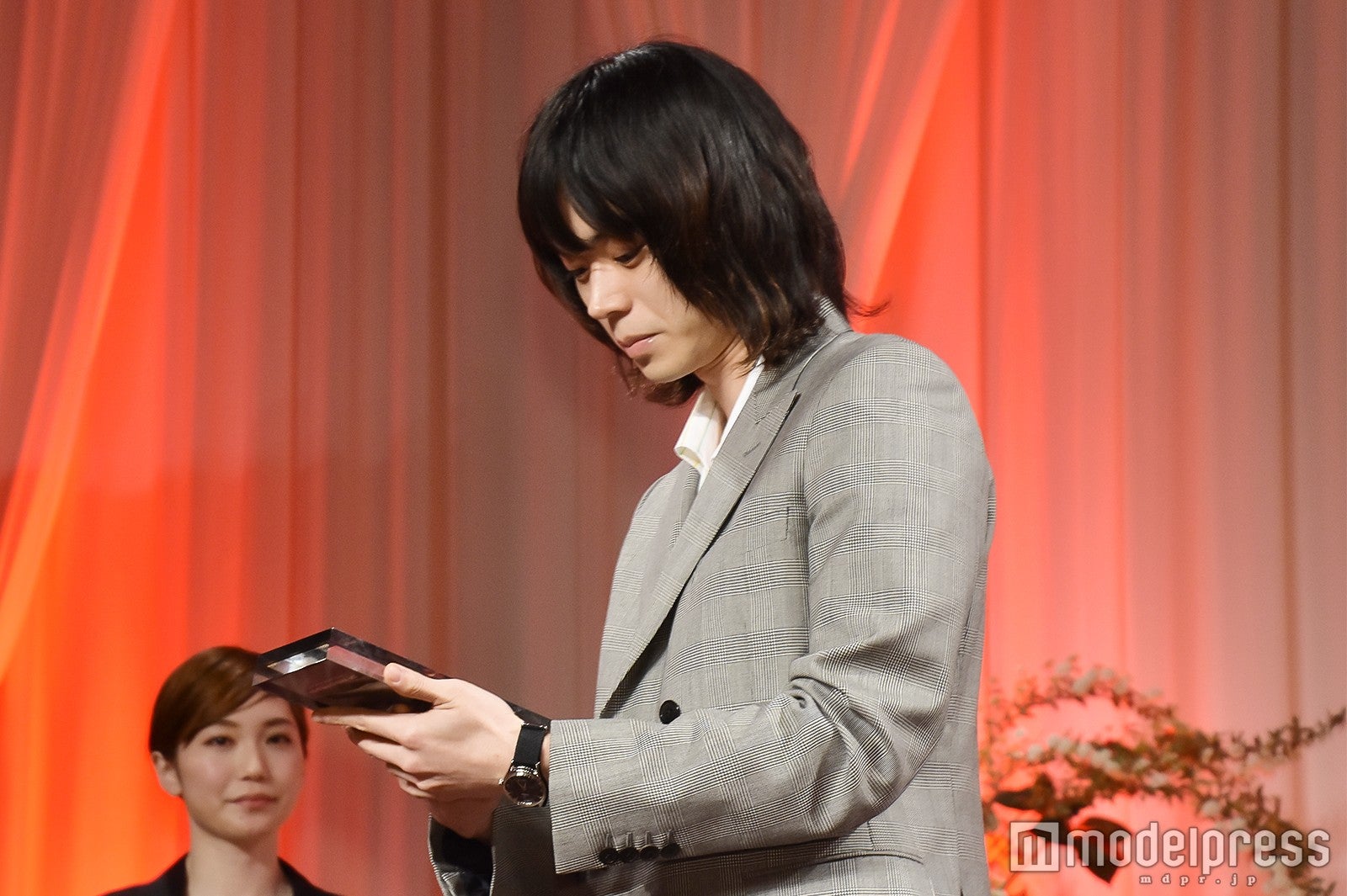 もはや恒例？トロフィーを眺める菅田将暉 （C）モデルプレス