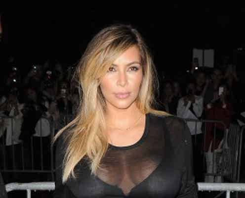 キム・カーダシアン、産後ダイエットは難航?ムチムチボディに「妊娠中?」の声