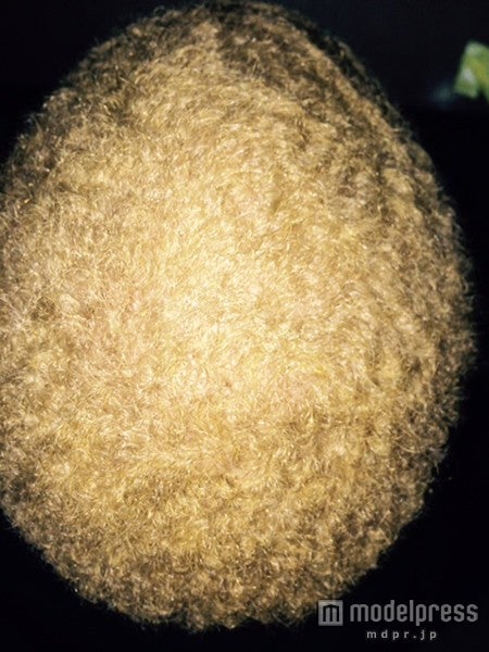 金髪の坊主頭に（画像：所属事務所提供）