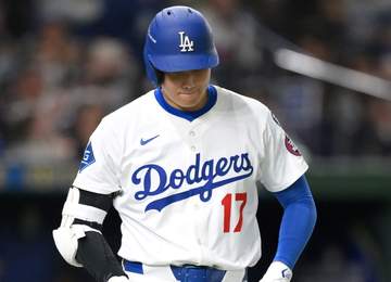 大谷翔平が第1打席で背中に死球 思わず絶叫で本拠地大ブーイング 二塁塁上でリンドーアが背中をさすって気遣う 第3戦で先発予定