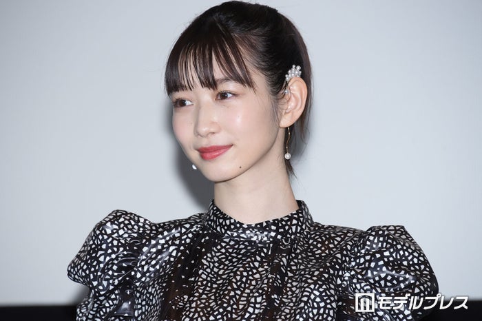 岡本夏美、誕生日迎え幼少期の“手繋ぎ”ショット公開「可愛すぎる」「癒やされた」と反響