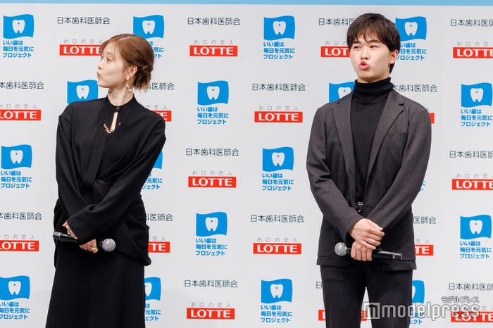 口腔体操をする白石麻衣、鈴木福(C)モデルプレス