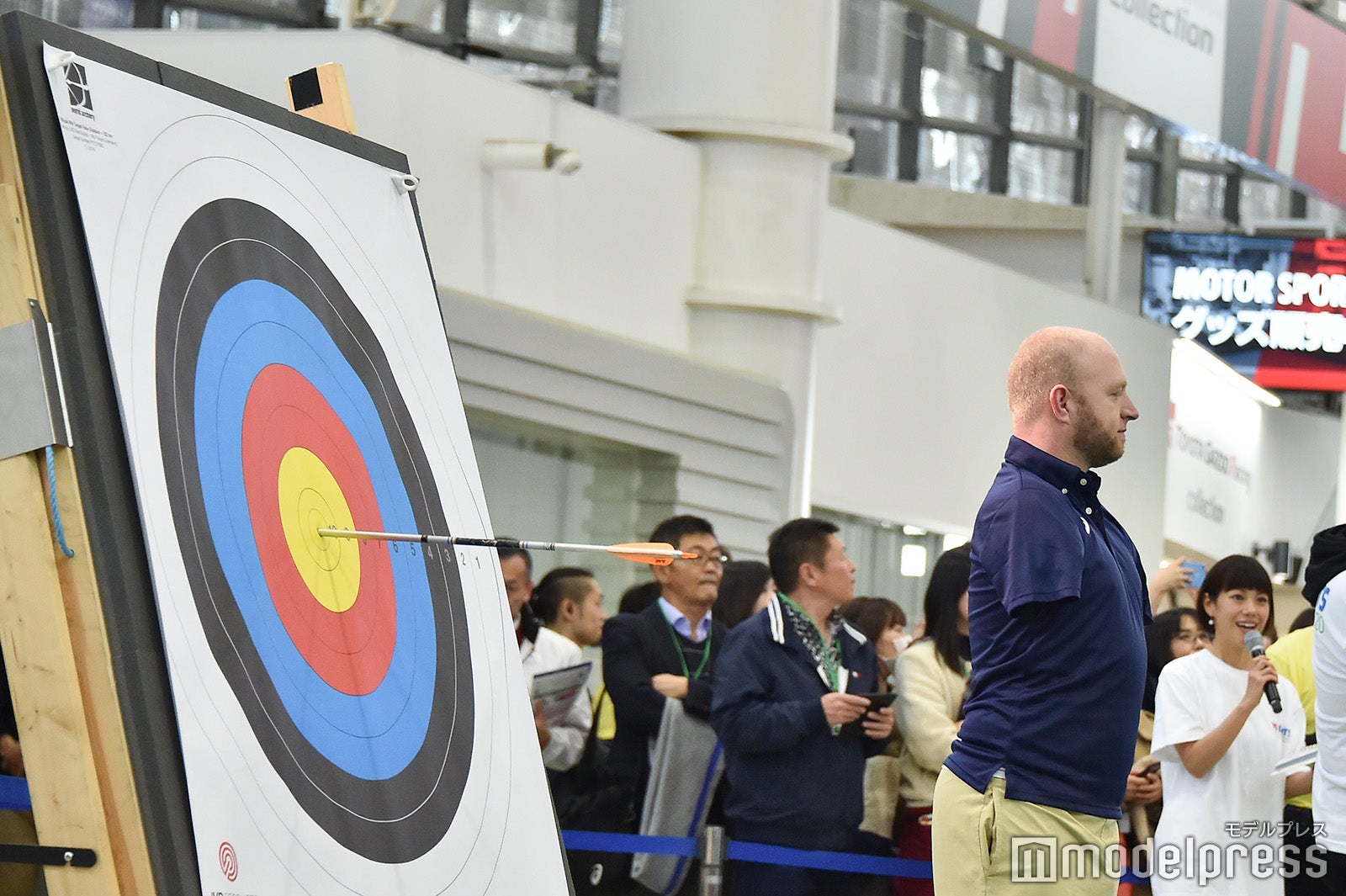 的の中央を射抜いた矢 （C）モデルプレス