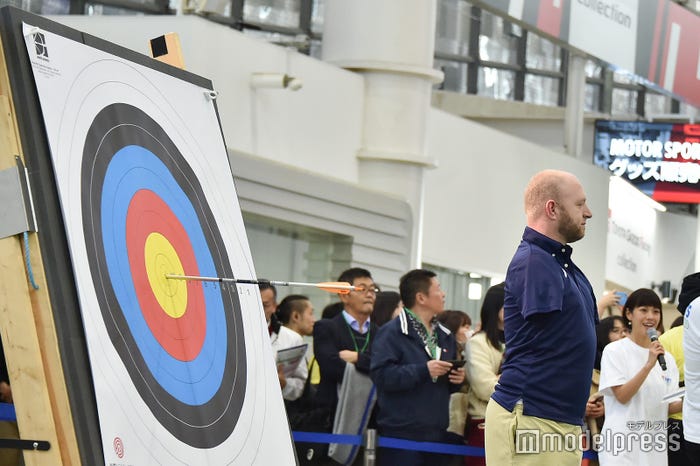 的の中央を射抜いた矢 (C)モデルプレス