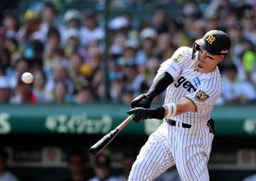 阪神 4戦ぶり4番の佐藤輝がリーグ単独トップ11号ソロ