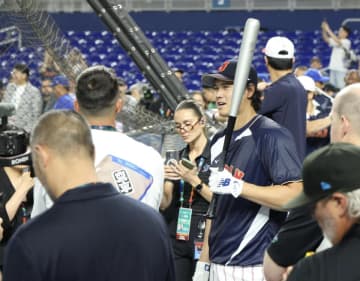 侍ジャパン ヌートバーから滲んだ謙虚な姿勢 規制線の外側で練習見守る→大谷翔平の手招きに謙そんも→笑顔のハグ 笑って「大谷パス」発動