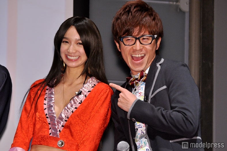 （写真左）漫画「ONE PIECE」ボア・ハンコックのコスプレで登場したSDN48芹那、（写真右）オリエンタルラジオ藤森慎吾