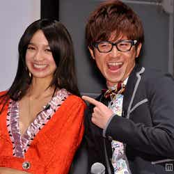 (写真左)漫画「ONE PIECE」ボア・ハンコックのコスプレで登場したSDN48芹那、(写真右)オリエンタルラジオ藤森慎吾