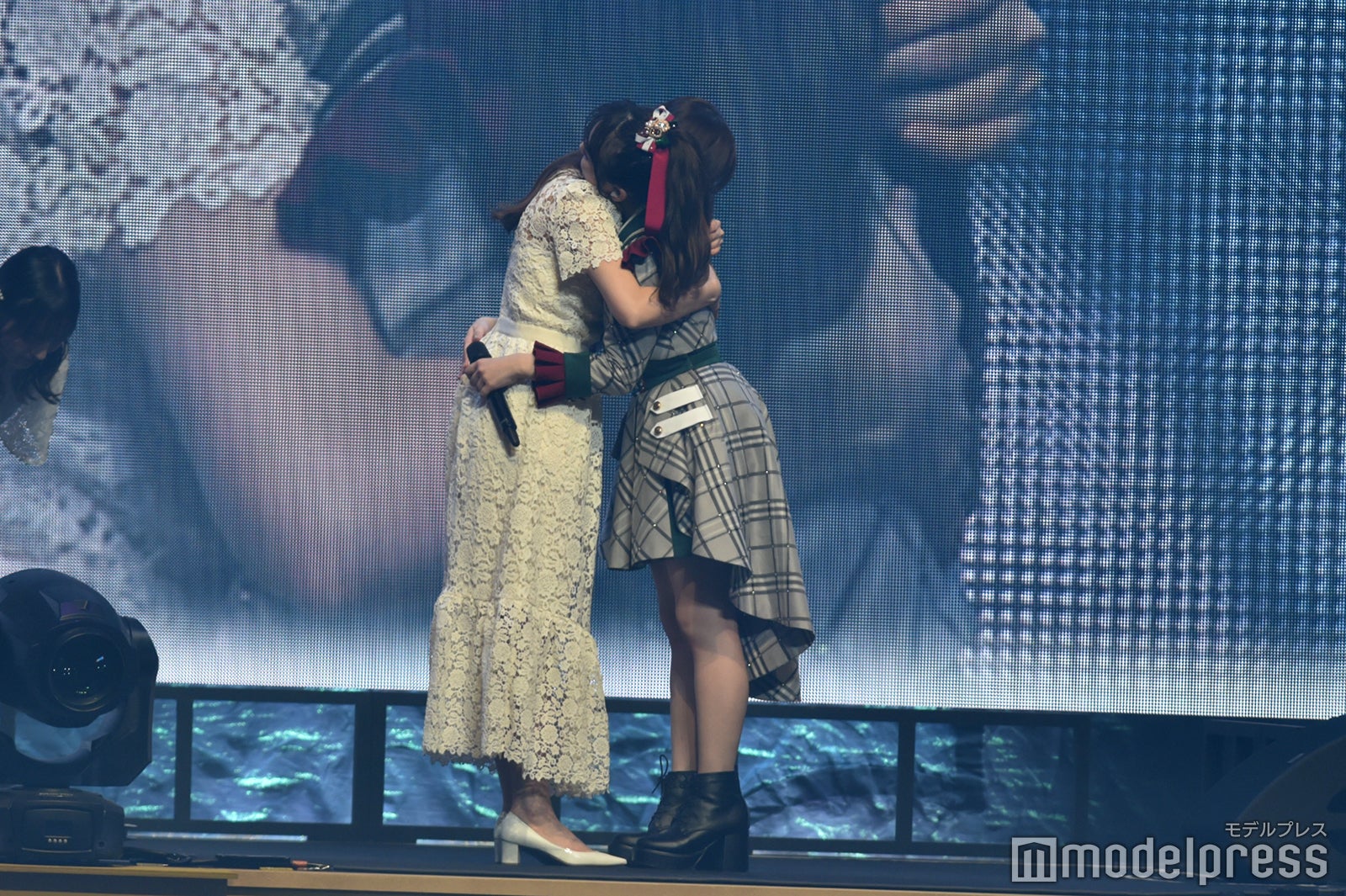 最後に抱き合う指原莉乃と矢吹奈子　HKT48「矢吹奈子 卒業コンサート〜未来への翼〜」（C）モデルプレス