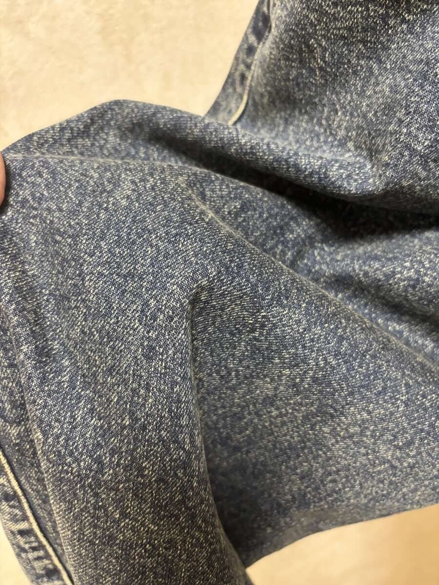 柔らかくしっかりとした厚みのあるデニム生地を指でつまんだ接写