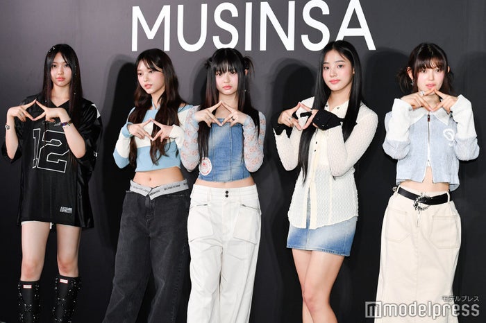 NewJeans、音楽番組に制服スカート×長ジャージで登場 日本のJKコーデに反響続々