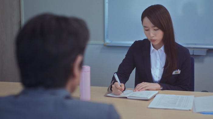 桜井日奈子わたしの街の“しんくみさん”「よみがえれ、さくらパン」篇より(提供写真)