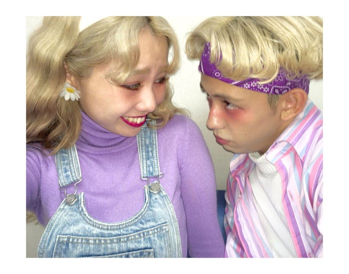 ふてくされるりゅうちぇる(右)とぺこ/りゅうちぇる公式ブログ(LINE)より