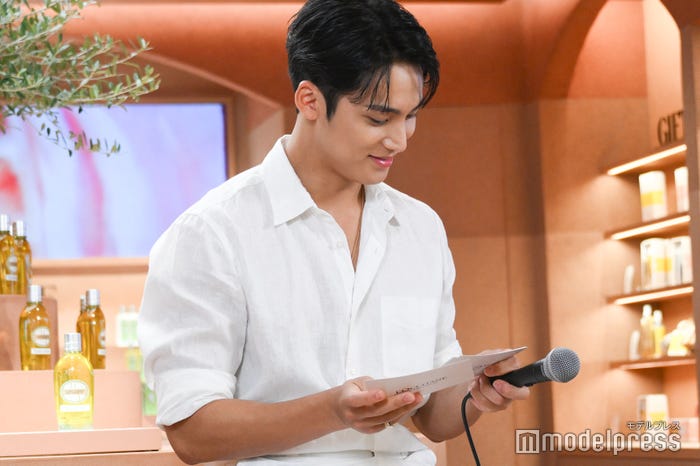 イベントの進行を確認するMINGYU(ミンギュ)(C)モデルプレス