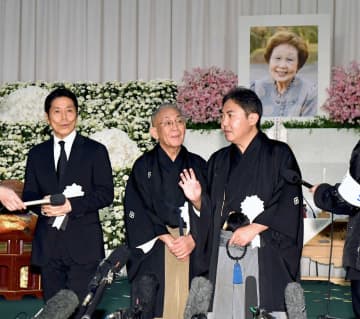 長男林家正蔵声詰まらせあいさつ「おふくろの命日は忘れられないよ…」 海老名香葉子さんお別れの式 