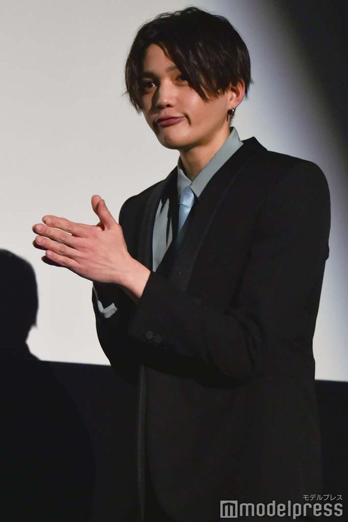 アヒル隊長としてどぶ川を泳ぐ八木勇征 (C)モデルプレス