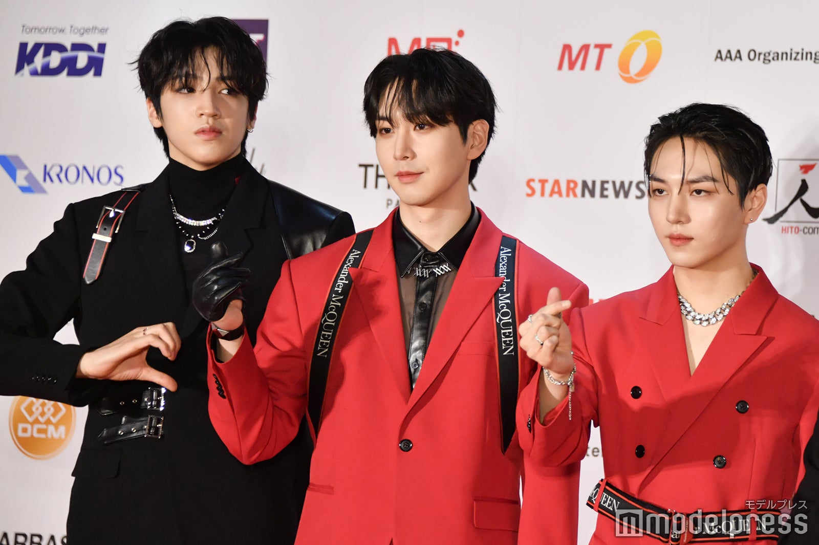メンバーのポーズを確認するウソク、シンウォン、キノ （C）モデルプレス