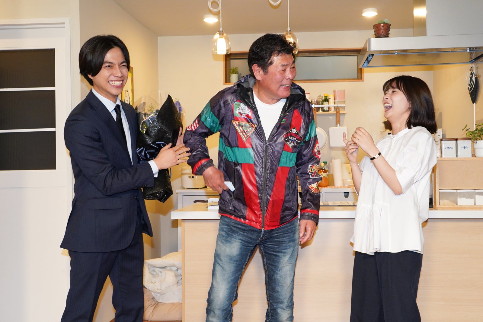 重岡大毅、赤井英和、芳根京子（C）奥乃桜子／集英社・NTV