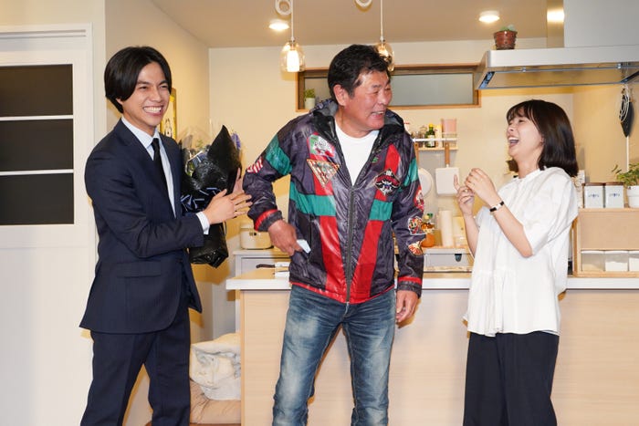 重岡大毅、赤井英和、芳根京子(C)奥乃桜子/集英社・NTV