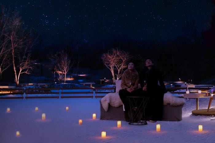星のや軽井沢で「森のほとりcafe&bar ~氷上の星空特等席~」氷上で星空観賞&フォンデュ体験