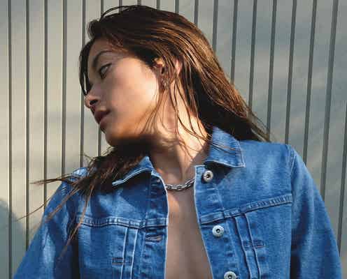 ローラ、素肌にデニムジャケット羽織る 自身ディレクターブランドの新ビジュアル公開