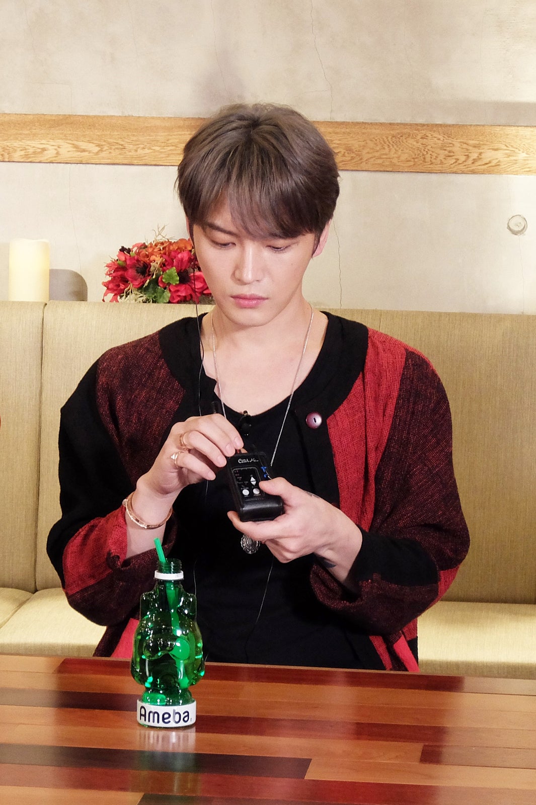 イヤフォンを調整するジェジュン。（提供写真）