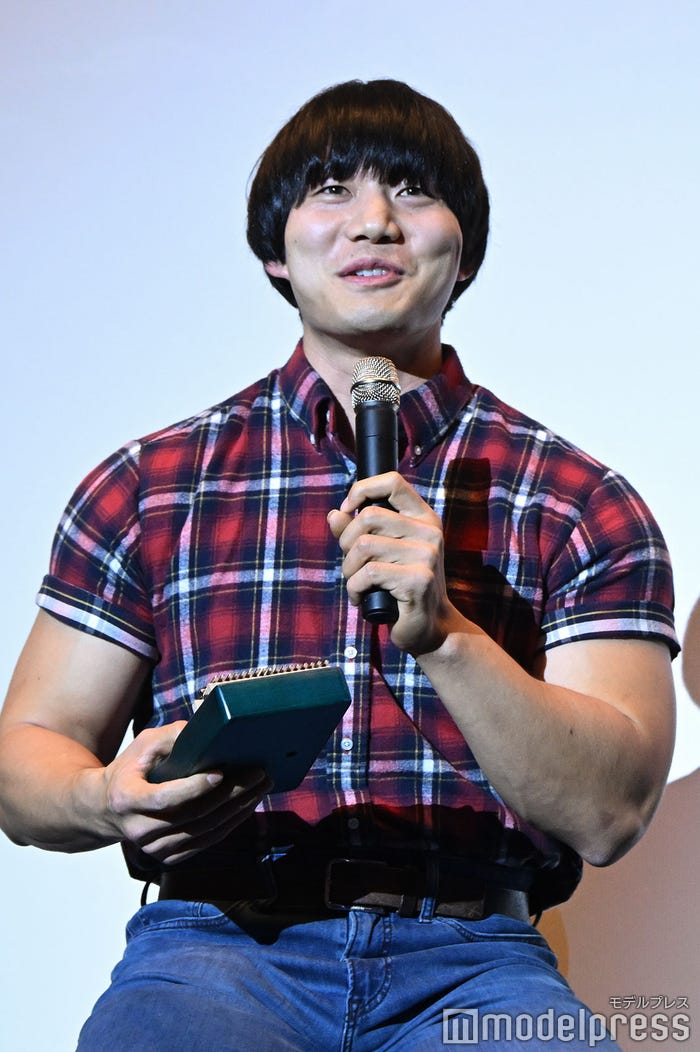 カリンバの演奏に感動し涙を流した観客に「下手すぎて(泣いた)?」と心配する青木マッチョ(C)モデルプレス