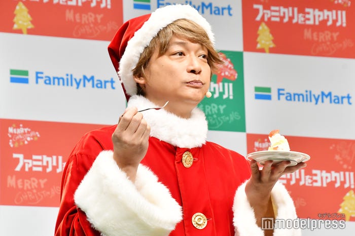 ケーキをもぐもぐする香取慎吾 (C)モデルプレス