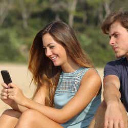 モデルプレス - もしかして浮気…?「スマホをいじる彼女」を見て彼が思う3つのこと