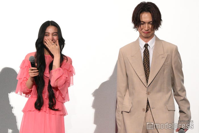 Koki,、ハンカチを探す綱啓永(C)モデルプレス