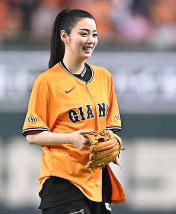 始球式の池田エライザと2ショット撮影に成功！巨人の“人気者”投稿に反響「素敵ショット」「可愛い」