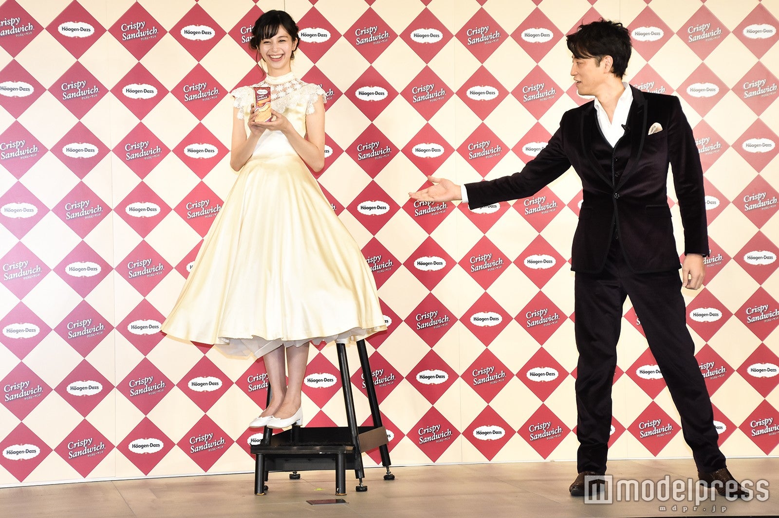 “宙に浮く”中条あやみ （C）モデルプレス