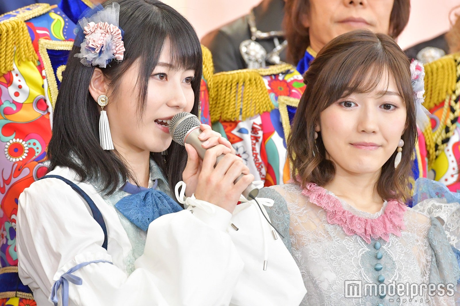 横山由依、渡辺麻友 （C）モデルプレス
