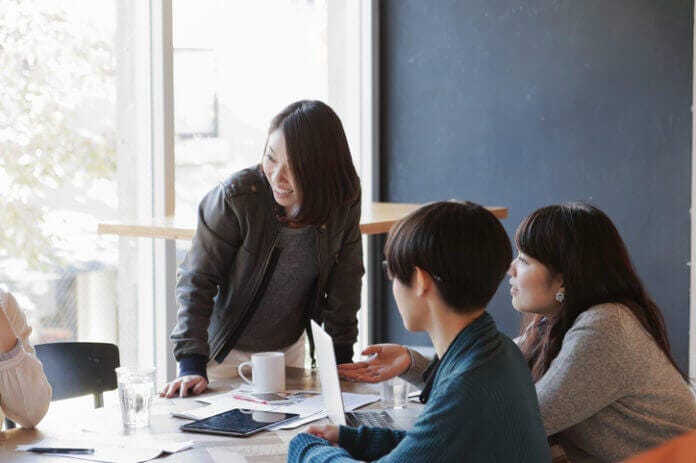 ①会話中の言動や矛盾点に注目する