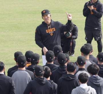 巨人・松井秀喜新監督がグラウンドへ 約6分間の訓示で熱弁 黒パーカーにストッキングのオールドスタイルの着こなし ファンの拍手に帽子を取って一礼 