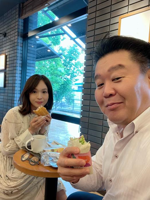 花田虎上 スタバでモーニング中の妻との2ショットを公開 素敵な夫婦 お綺麗です の声 モデルプレス