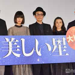 左から：吉田大八監督、橋本愛、リリー・フランキー、中嶋朋子、佐々木蔵之介 （C）モデルプレス