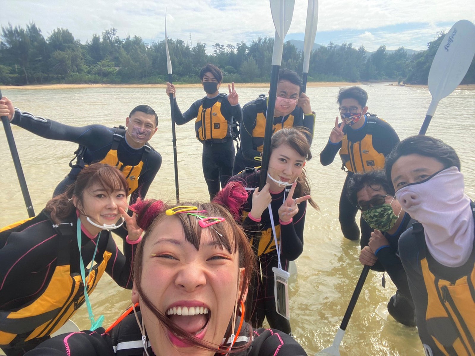 （手前から時計回りに）フワちゃん、指原莉乃、春日俊彰、吉村崇、田中卓志、ビビる大木、カンニング竹山、有吉弘行、小嶋陽菜 （C）フジテレビ