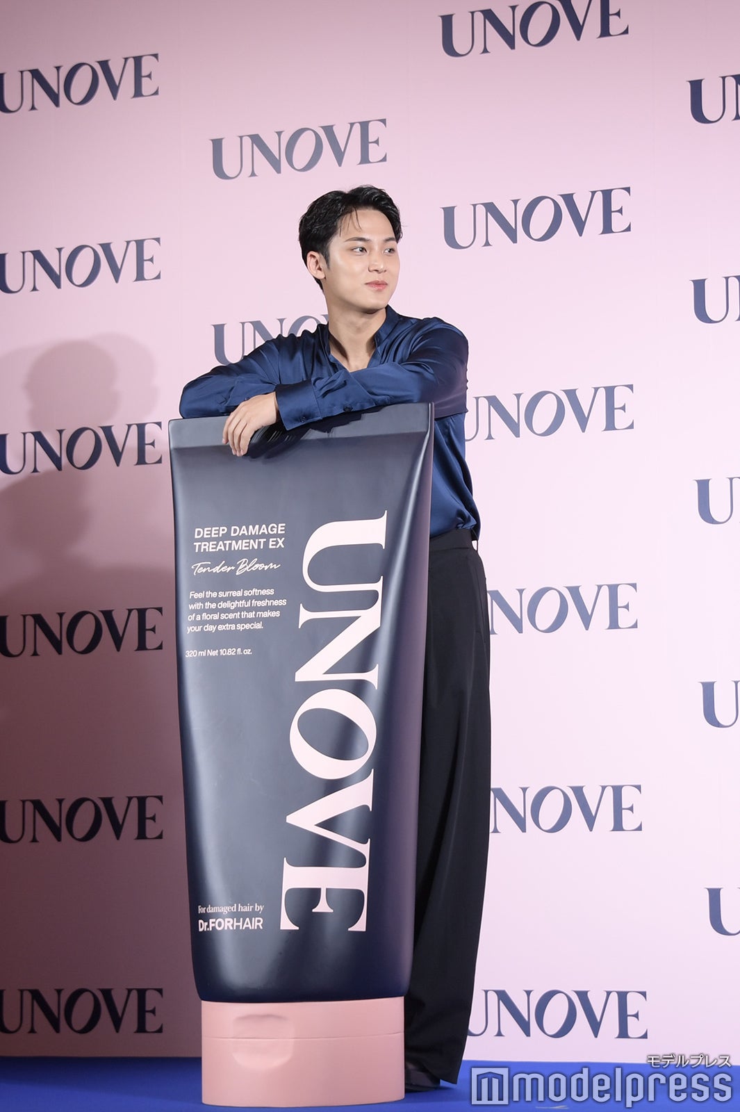 巨大オブジェにもたれかかったミンギュ（C）モデルプレス