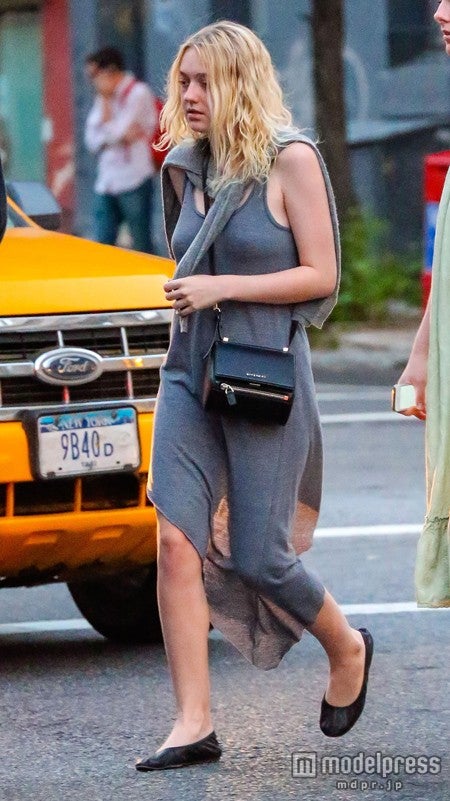 ダコタ・ファニング、ノーブラのゆるファッションでお出かけ