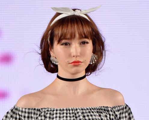 藤井リナ、艶肌×美デコルテラインで色気を醸す