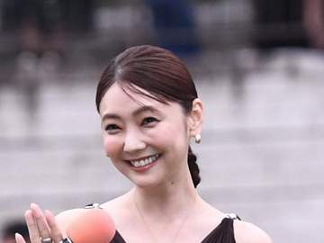 「表情と仕草があまりにも可愛すぎる」歴史的レース後の東京競馬場、降臨した衝撃美女にネット騒然「破壊力」「あんな背中の開いた服着れんよ」