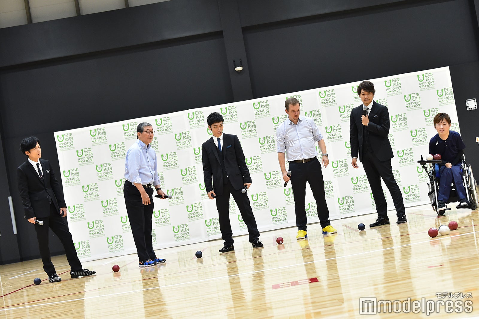 真剣なボッチャ対決 （C）モデルプレス