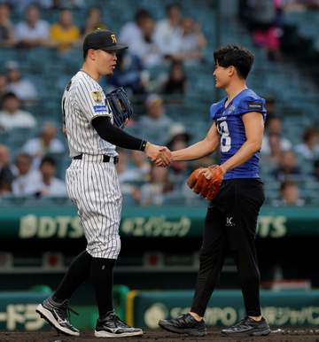 えっ！？阪神・佐藤輝の目が真ん丸になってる！同学年アメフト選手の剛速球に仰天 甲子園のスタンドが大きくどよめいたシーン