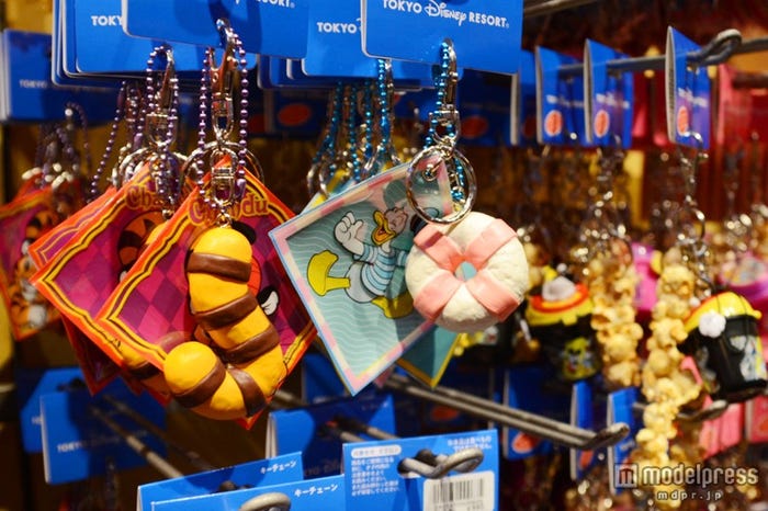 人気フードの本物そっくりなアイテムが並ぶ