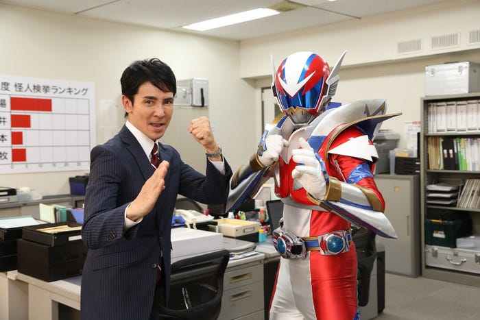 郷ひろみ(左)/『永遠のヒーロー』より(C)フジテレビ