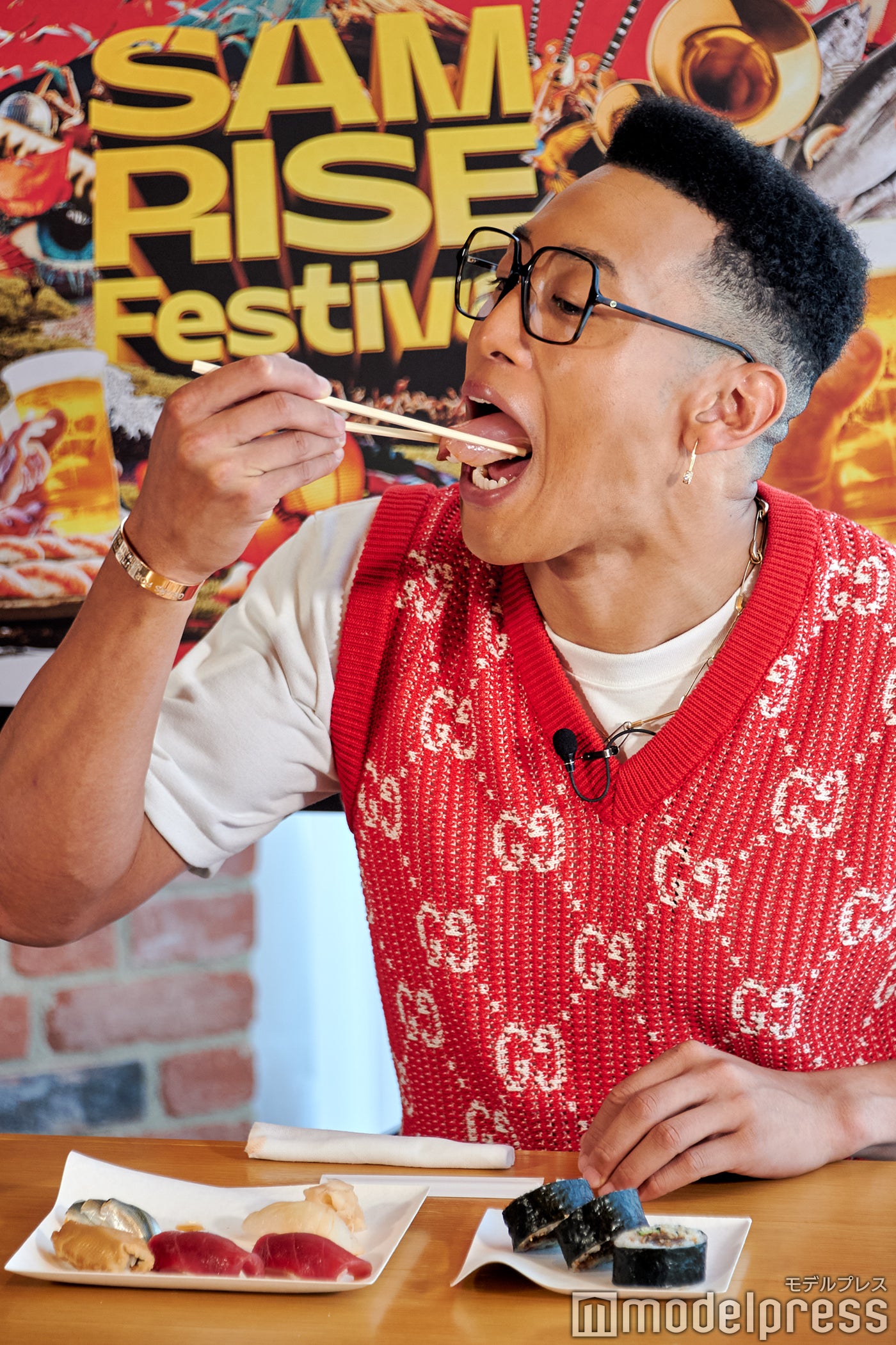 握りに舌鼓（C）モデルプレス