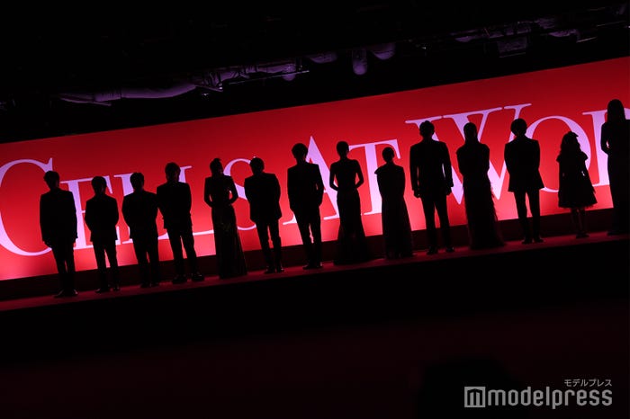 (左から)新納慎也、加藤清史郎、加藤諒、Fukase、仲里依紗、阿部サダヲ、佐藤健、永野芽郁、芦田愛菜、山本耕史、松本若菜、板垣李光人、マイカ・ピュ、小沢真珠、武内英樹監督(C)モデルプレス