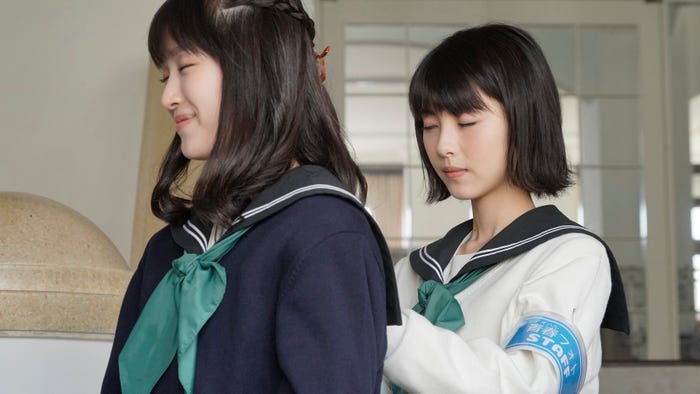 福本莉子、浜辺美波(C)2020「思い、思われ、ふり、ふられ」製作委員会 (C)咲坂伊緒/集英社